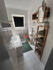 オーバーハウゼンにあるApartment Schmachtendorfの洗面台とトイレ付きの小さなバスルーム