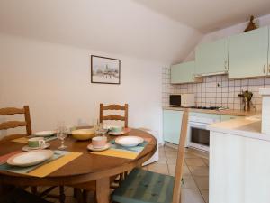 a kitchen with a wooden table with chairs and a dining room at Appartement 2 pièces cabine pour 6 pers, exposé Sud, à Valloire, animaux admis - FR-1-263-108 in Valloire