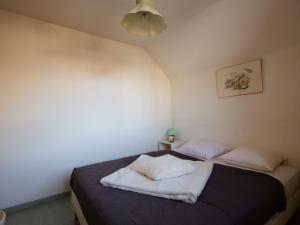 a bedroom with two beds with white pillows at Appartement 2 pièces cabine pour 6 pers, exposé Sud, à Valloire, animaux admis - FR-1-263-108 in Valloire