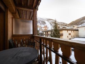 a balcony with a table and a view of a snow covered mountain at Appartement 2 pièces cabine pour 6 pers, exposé Sud, à Valloire, animaux admis - FR-1-263-108 in Valloire +8 photos
