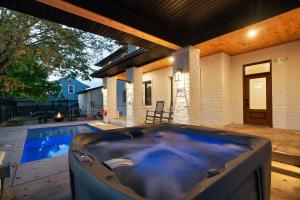 セバービルにあるThe Davis Luxury Retreat Villa 1-Block from Dollyの家のパティオにあるホットタブ