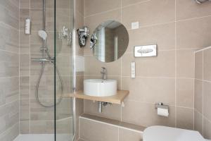 Koupelna v ubytování Hôtel Opera Lafayette + 18 fotografií