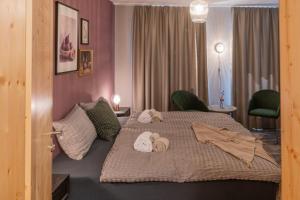 a bedroom with a bed with towels on it at BnB Feuille de Vigne in Saint-Léonard