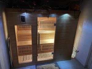 a large wooden box in a room at Charmant T2 pour 4 pers avec Sauna, WiFi et Parking privé - FR-1-263-88 in Valloire