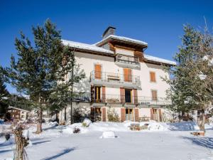 ein großes Haus im Schnee mit Bäumen in der Unterkunft Superbe appartement avec cheminée et vue Mont-Blanc - FR-1-343-192 in Chamonix-Mont-Blanc