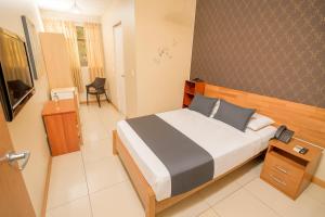 Giường trong phòng chung tại Hotel La Coruña