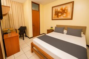Giường trong phòng chung tại Hotel La Coruña