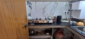 Una cocina o cocineta en Raghav Vilas, Luxury 2BHK Near Vishwanath Temple
