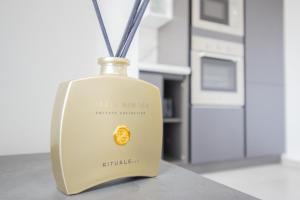 デセンツァーノ・デル・ガルダにあるvicino al lago, Casa Leonardoのワイン1本