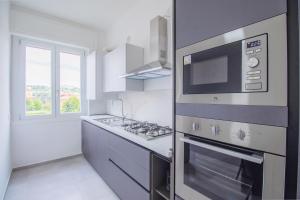 デセンツァーノ・デル・ガルダにあるvicino al lago, Casa Leonardoのコンロと電子レンジ付きのキッチン +17枚の写真