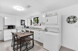 Η κουζίνα ή μικρή κουζίνα στο Vibrant Miami Living- Buena Vista Vacation Home close to beaches, Wynwood more