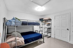 Ένα ή περισσότερα κρεβάτια σε δωμάτιο στο Vibrant Miami Living- Buena Vista Vacation Home close to beaches, Wynwood more
