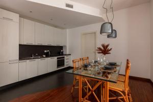 una cucina con tavolo da pranzo e sedie di Casa Sacchi by Hili a Roma Altre 10 foto