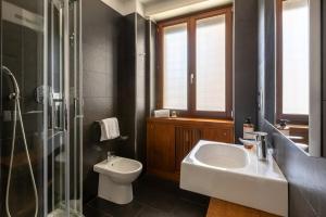 un bagno con lavandino, WC e doccia di Casa Sacchi by Hili a Roma