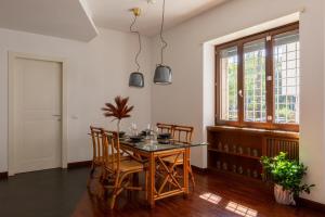 una sala da pranzo con tavolo e sedie in vetro di Casa Sacchi by Hili a Roma