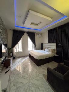 レッキにあるPanther Luxe Lounge & Hotelの広いベッドルーム(ベッド1台、ソファ付) +9枚の写真