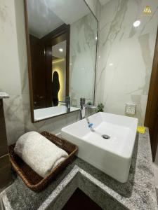 Koupelna v ubytování Penta Square DHA Sapphire Studio Apartment