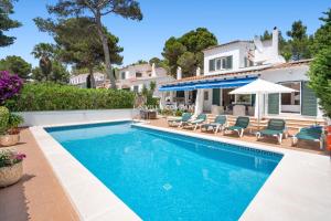 Πισίνα στο ή κοντά στο Villa ROSAMOND