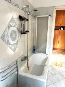 a bath tub in a bathroom with a shower at Daar Meryem - Bed & Breakfast in Dego