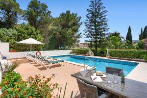 Πισίνα στο ή κοντά στο Villa ROSAMOND +23 φωτογραφίες