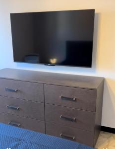 a dresser with a flat screen tv on top of it at Daar Meryem - Bed & Breakfast in Dego