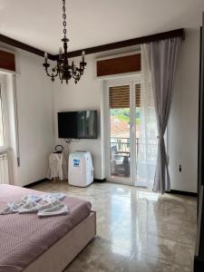 a bedroom with a bed and a tv and a window at Daar Meryem - Bed & Breakfast in Dego
