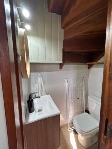 ein kleines Badezimmer mit Waschbecken und Toilette in der Unterkunft Cabaña Amancay, comodidad y tranquilidad a pasos del centro - Ayres del Bosque Alojamientos in San Martín de los Andes + 29 Fotos