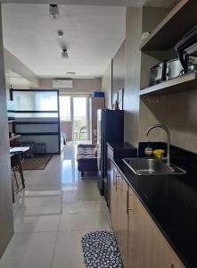 Dapur atau dapur kecil di L&J Cozy Little Nest at SMDC Wind Residences Tower5