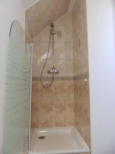 Ένα μπάνιο στο REVES DE BAIE - Chambre d'hôtes COSY avec table BIO et MASSAGES - Vue panoramique exceptionnelle +21 φωτογραφίες