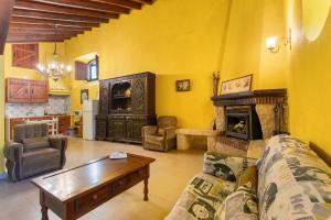 a living room with a couch and a fireplace at Quinta Correio Mor 
