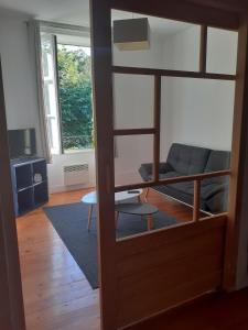 Televisyen dan/atau pusat hiburan di Logement en pleine nature +7 gambar