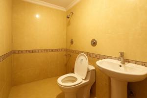 カラングートにあるTravelerz Homesのトイレと洗面台付きのバスルーム
