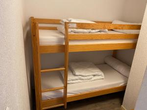 a bunk bed room with two bunk beds in a room at Appartement T2 vue sur Pyrénées in Germ