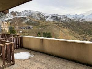 a balcony with a view of a snowy mountain at Appartement T2 vue sur Pyrénées in Germ