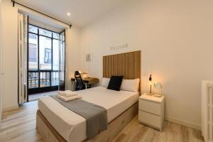a bedroom with a bed and a desk and a window at Washington habitación con comodidad y zonas compartidas Gran Vía-Madrid Temporal SBE104 in Madrid
