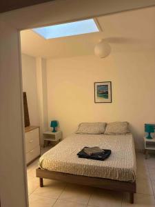 une chambre avec un lit et une lucarne dans l'établissement Maison à Lumio Marine de Sant Ambroggio en Balagne, Haute Corse / Holiday House Corsica, à Lumio