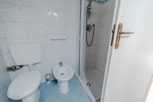 トリノにあるGuestHost - Studio Apartment near Campus Einaudiの小さなバスルーム(トイレ、シャワー付)