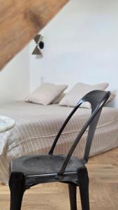 una silla negra sentada frente a una cama en FoxRoom by #Fox - Studio facing Metz train station, en Metz