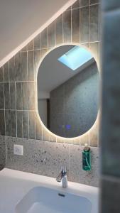 un baño con espejo y lavabo en FoxRoom by #Fox - Studio facing Metz train station, en Metz