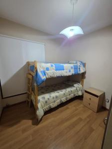a room with a bunk bed in a room at Casa nueva centrica in San Rafael