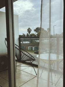 einen Stuhl und einen Tisch auf dem Balkon in der Unterkunft Nuevo y moderno departamento a estrenar en el corazón de Fishertoon in Rosario