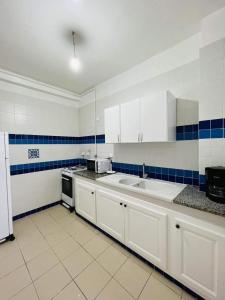 Kuchyň nebo kuchyňský kout v ubytování Appartement Younes Yasmine Hammamet