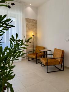 una sala d'attesa con due sedie e un tavolo di Casa delle Zie a Lecce