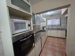 a kitchen with a microwave and a stove top oven at Casa nueva centrica in San Rafael