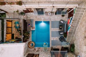 帕诺雷弗卡拉RedBlue Door Two Traditional Listed Houses的享有带蓝色门的房子的顶部景色