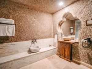 Un baño grande con bañera y lavabo. en Erenbey Cave Hotel Adults Only Plus 12, en Göreme