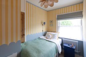 Postel nebo postele na pokoji v ubytování Halcyon Cottage, Charming Period Property in Deal's Conservation Area