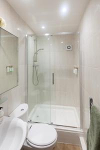 Koupelna v ubytování Halcyon Cottage, Charming Period Property in Deal's Conservation Area + 29 fotografií