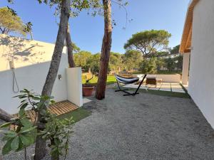 una hamaca en el patio trasero de una casa en FilMa Seagarden Villa, en Pula