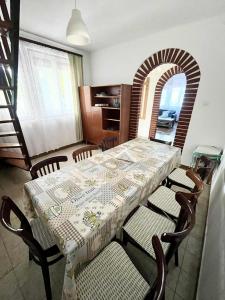 a dining room with a table and chairs and a kitchen at Balatonfölvári nyaraló in Balatonföldvár +10 photos
